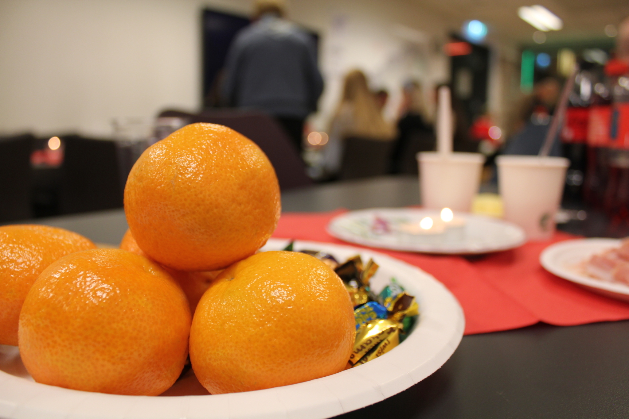 Bildet viser et fat med klementiner og twist som står på et bord