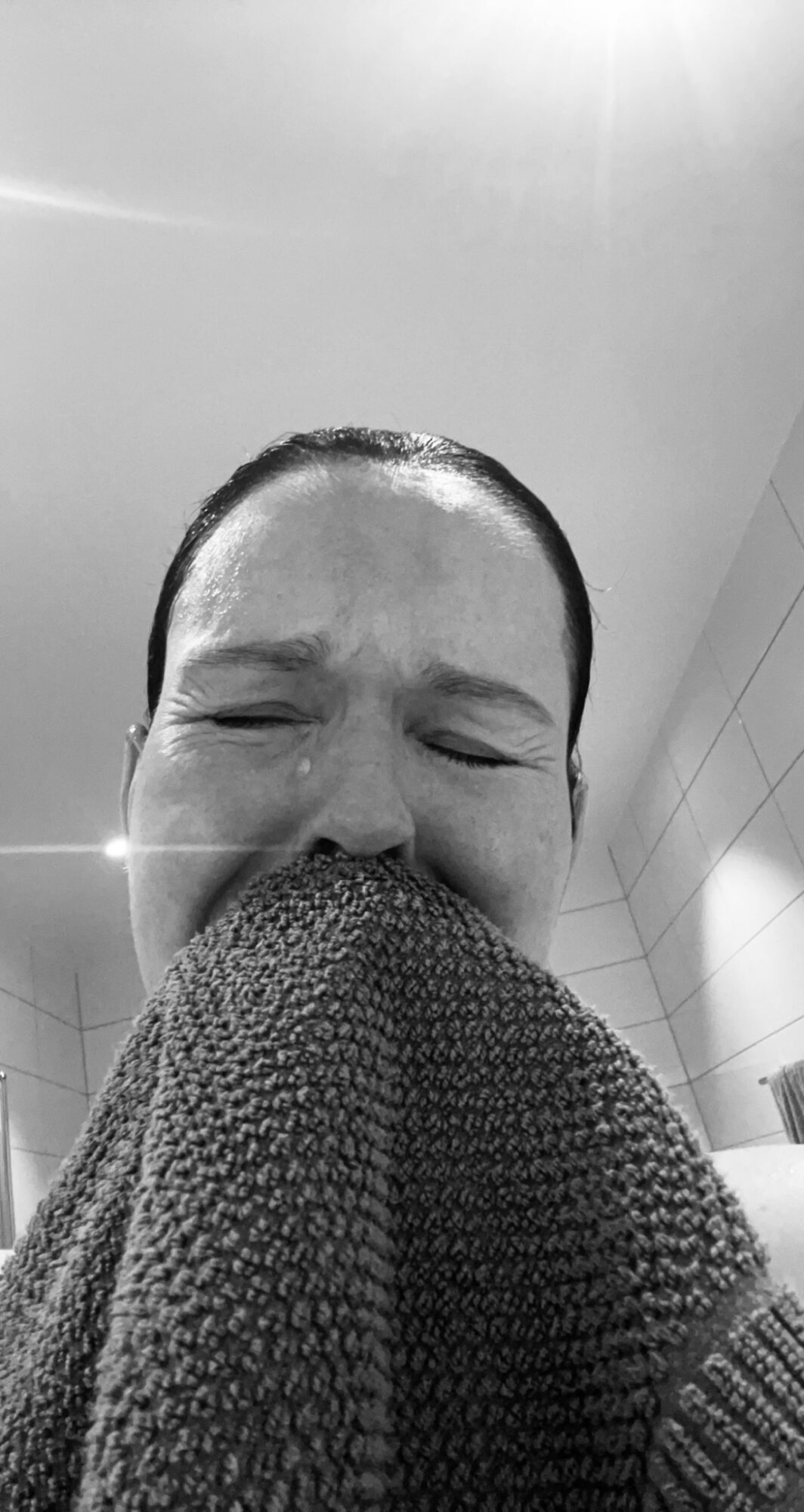 Svart-hvitt portrett av Hege som gråter på badet.