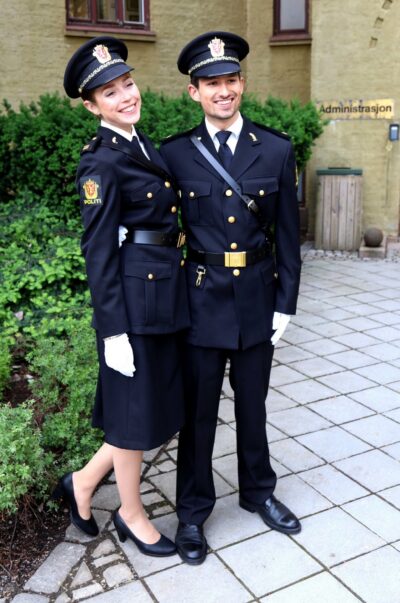 Karoline i politiuniform