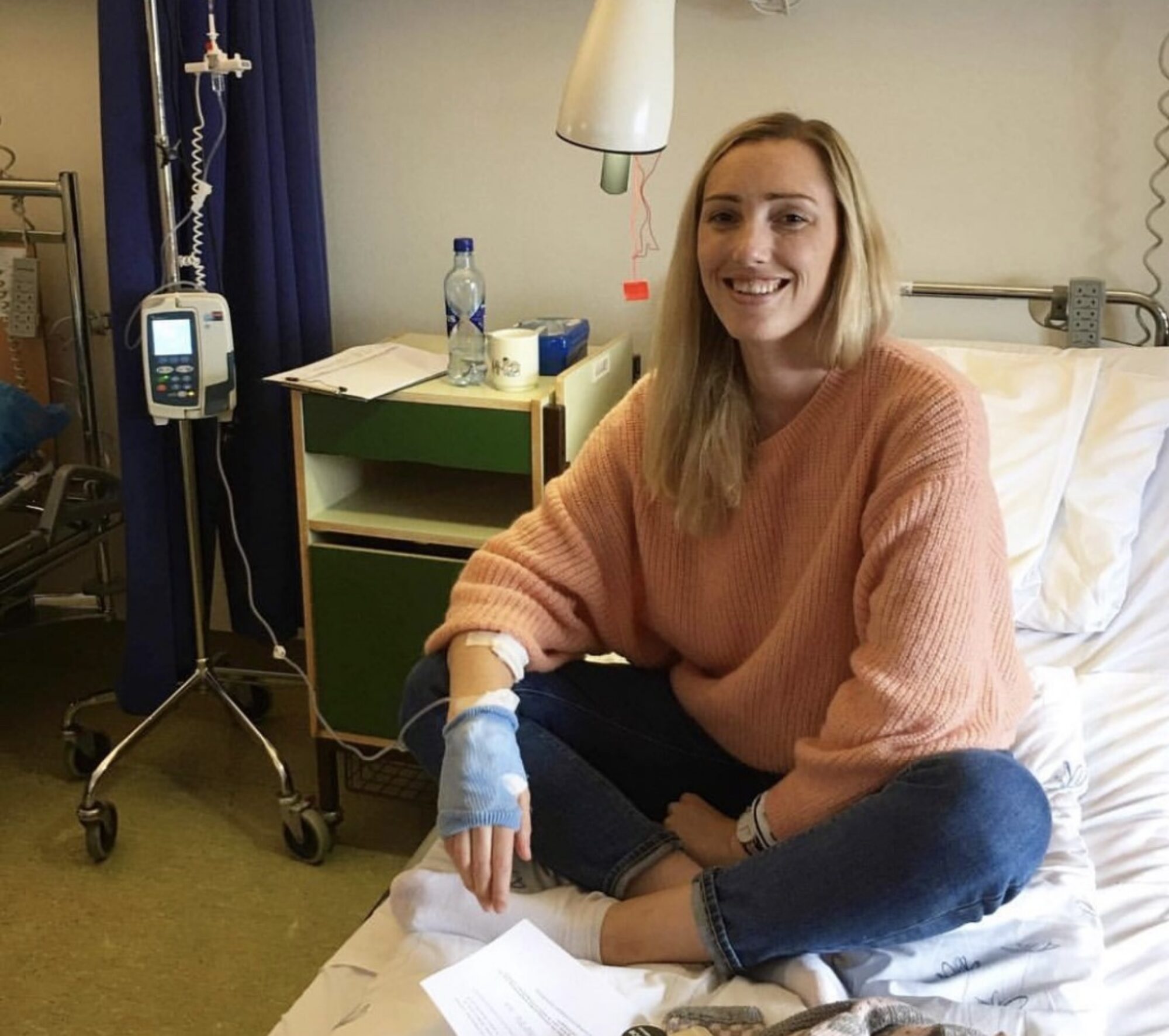 Malin sitter i sykesengen