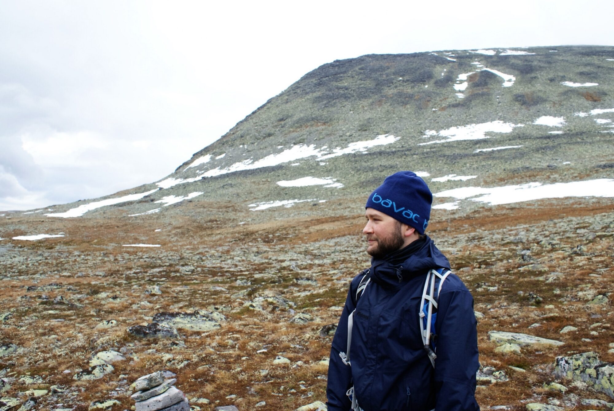 Helge på fjelltur i Rondane. Skuer utover det tåkete landskapet.
