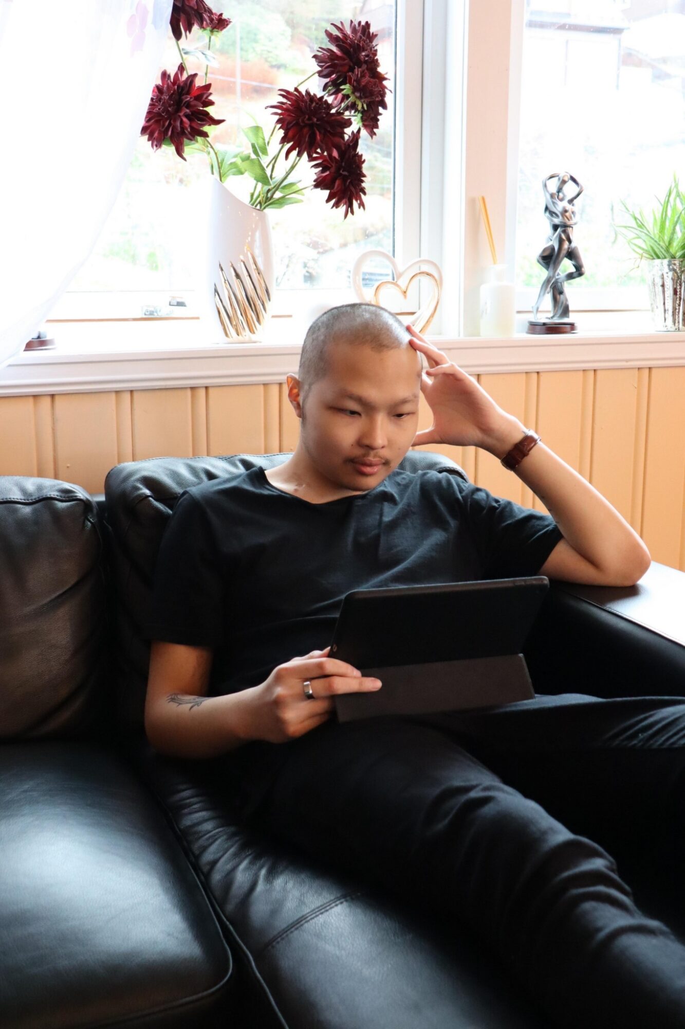 Thomas i sofaen med ipaden.