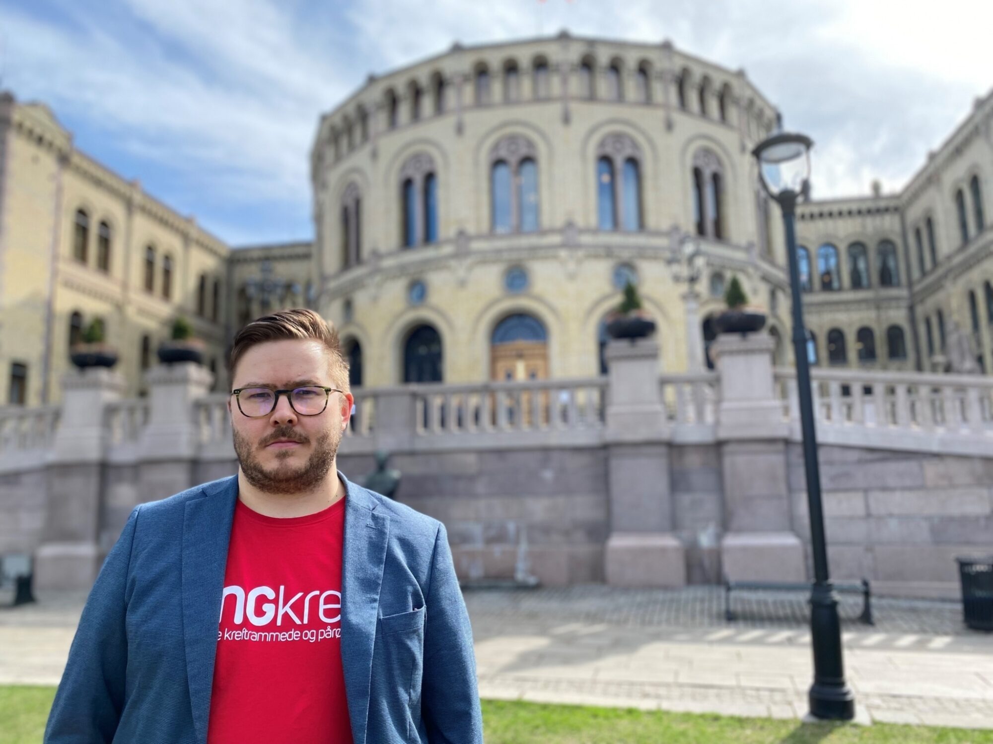 Styreleder Asgeir står alvorlig foran Stortinget i forbindelse med pasientoppropet