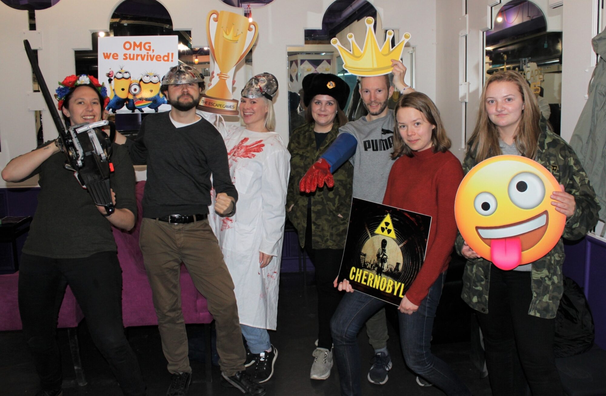 Unge mennesker poserer med sverd, kroner og utkledningstøy på Escape room