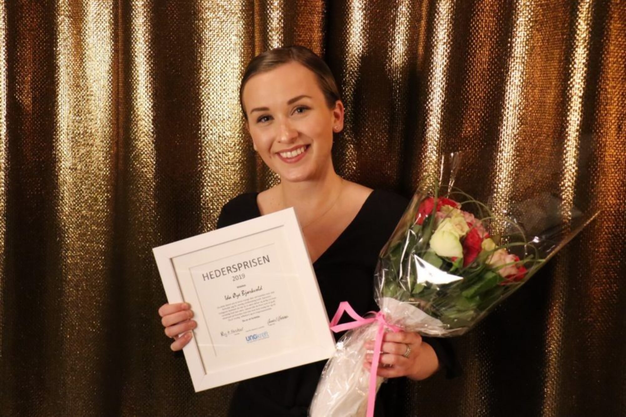 Ida med diplom og blomster