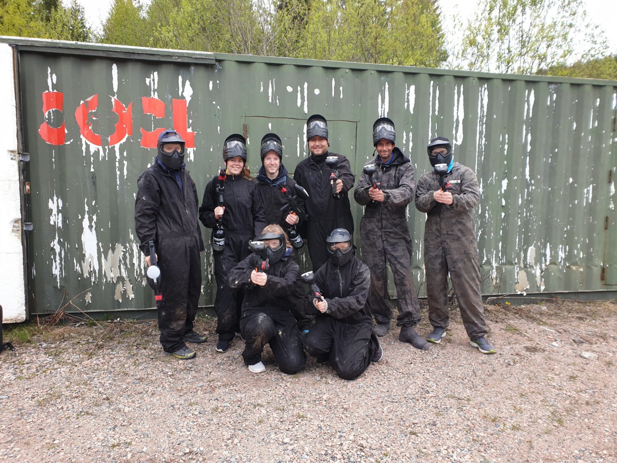 Deltagere i drakter på paintball