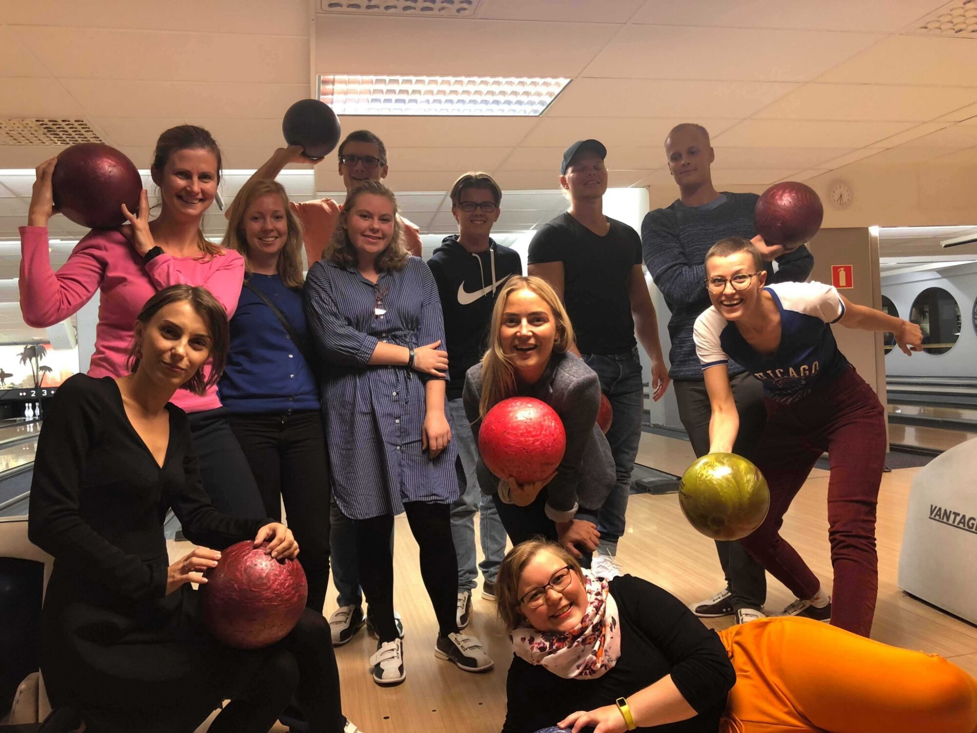 deltagere på bowlingbanen