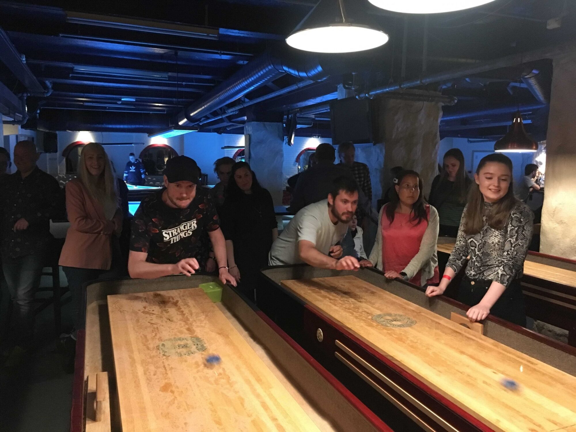 Medlemmer som spiller shuffleboard
