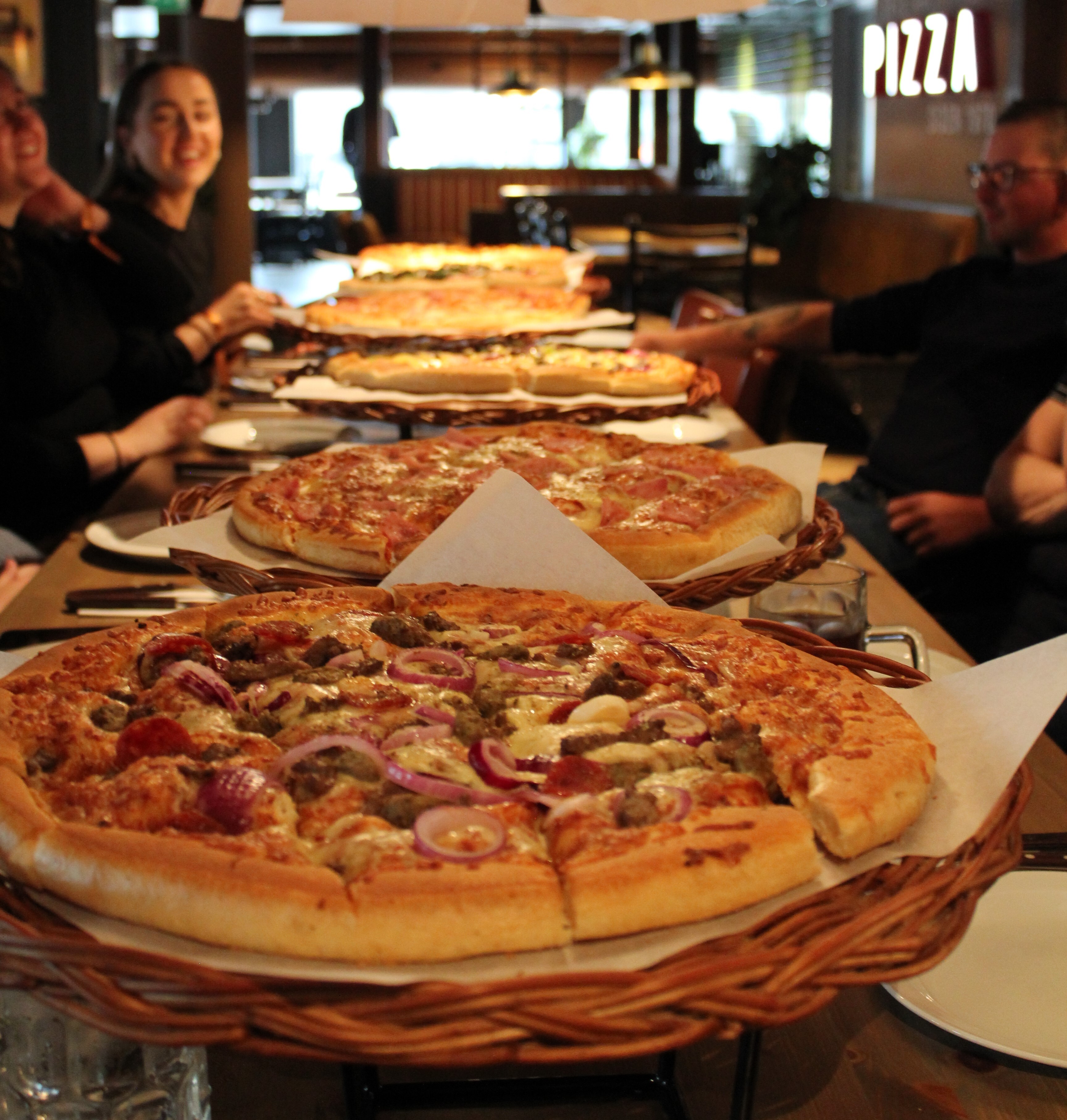 Fire pizza på et bord