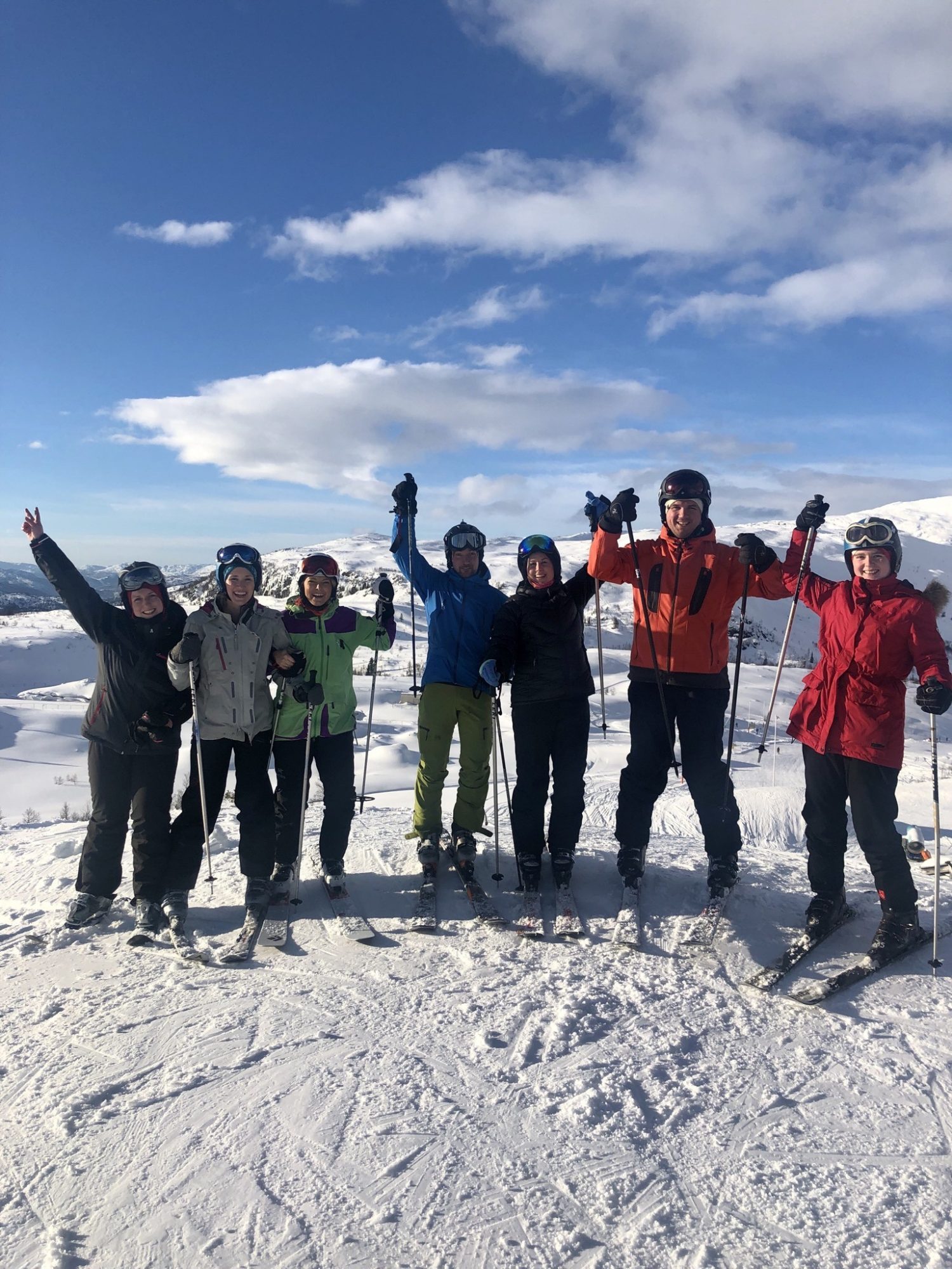 Deltagere på ski i bakken