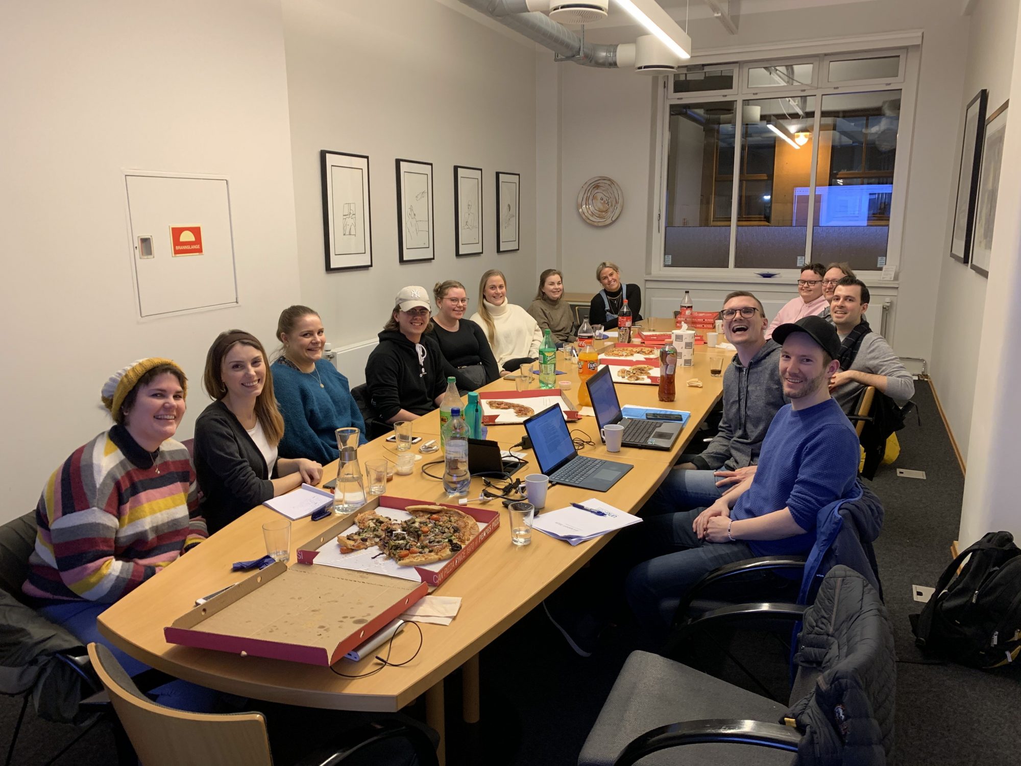 Medlemmer fra Oslo og Akershus spiser pizza under årsmøte 2020